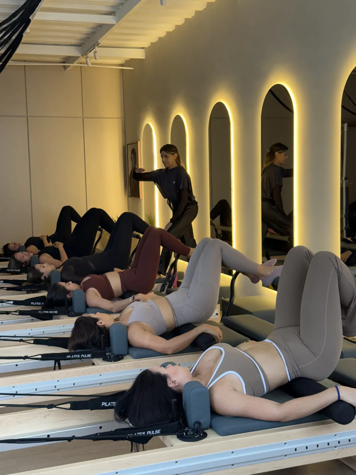 Pilates aéreo con hamacas en el estudio