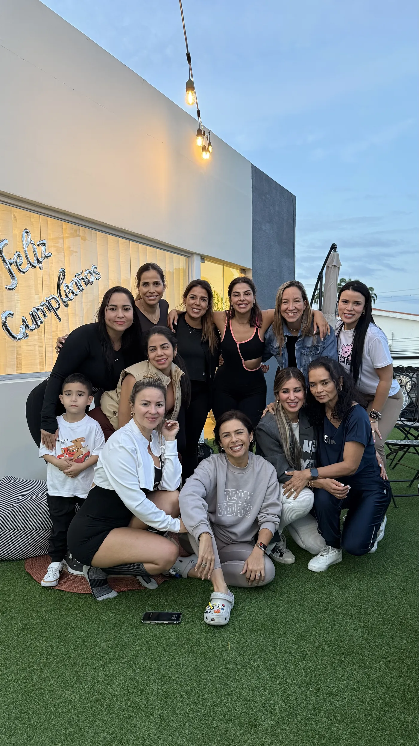 Clientas de Pilates Pulse celebrando juntas, como una familia